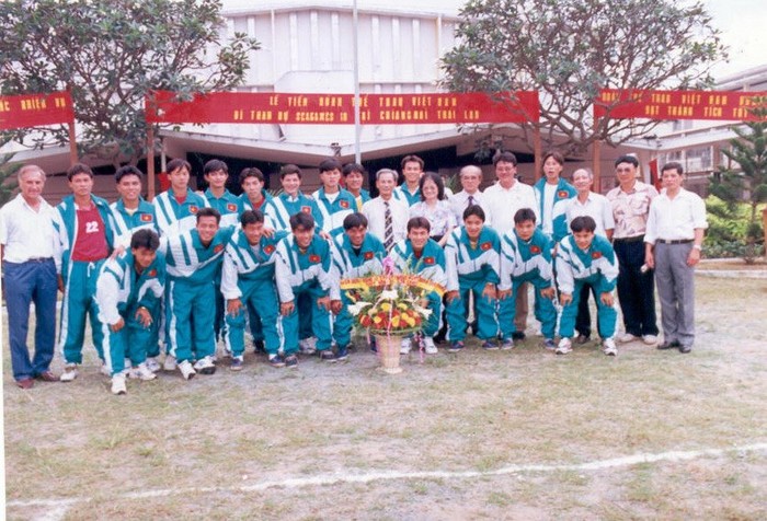 Còn đây là bức hình ĐTQG chụp trước khi lên đường tham dự SEA Games 18 tại Chiang Mai (Thái Lan) năm 1995. SEA Games 18 là kỳ Đại hội Đông Nam Á thành công nhất của bóng đá Việt Nam khi chúng ta lần đầu giành được tấm HCB (thua Thái Lan ở Chung kết).